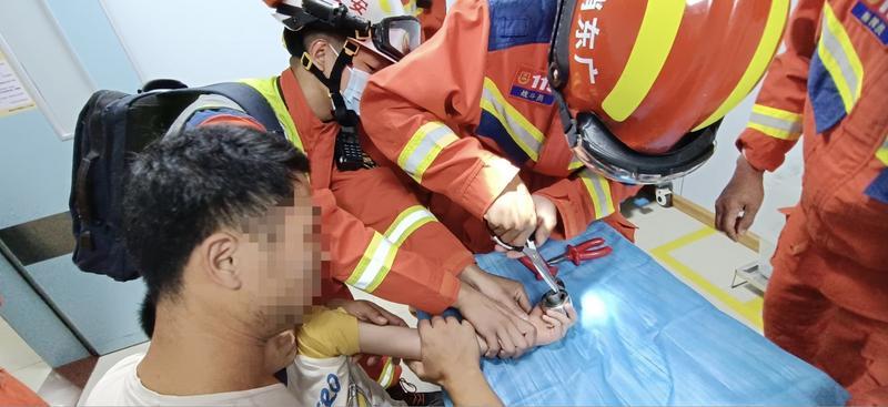 博鱼官方网站又被卡卡卡住了！广州消防：暑假儿童被卡事故多发家长莫大意(图1)